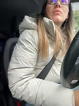 Snapshot of HotXMom chatting on October 7, 5:48 am HotXMom online show from October 7, 5:48 am