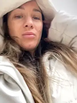 Snapshot of HotXMom chatting on October 9, 5:49 am HotXMom online show from October 9, 5:49 am