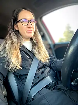 Snapshot of HotXMom chatting on October 17, 5:32 am HotXMom online show from October 17, 5:32 am