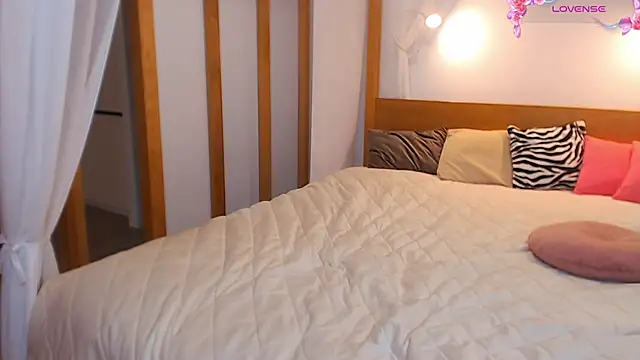 Snapshot of Magic_Eyes__ chatting on October 7, 2:42 am Magic Eyes online show from October 7, 2:42 am