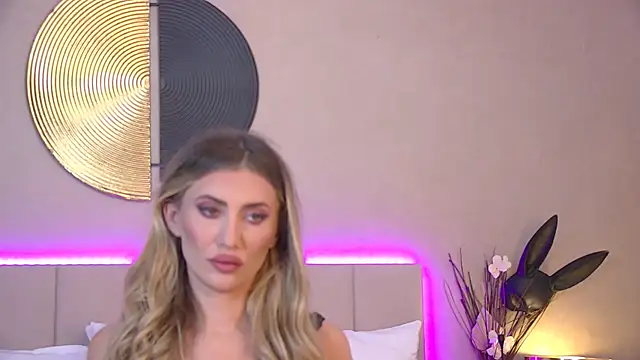 Snapshot of EvellineClaire chatting on October 11, 8:35 am EvellineClaire online show from October 11, 8:35 am