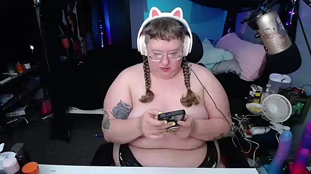 Snapshot of FatVeronica chatting on February 28, 2:42 pm FatVeronica online show from February 28, 2:42 pm