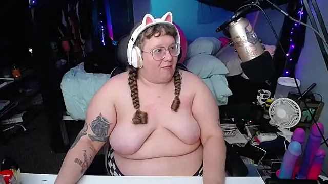 Snapshot of FatVeronica chatting on March 3, 12:26 am FatVeronica online show from March 3, 12:26 am