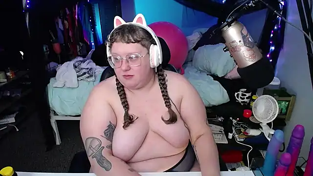 Snapshot of FatVeronica chatting on March 12, 9:02 am FatVeronica online show from March 12, 9:02 am