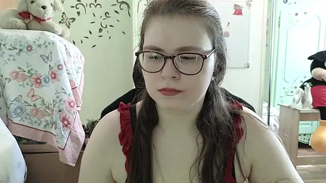 LucyZeph online show from August 6, 9:00 am