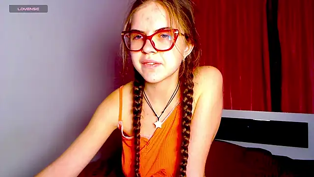 Snapshot of Sarah_HS chatting on December 3, 3:44 pm Sarah HS online show from December 3, 3:44 pm