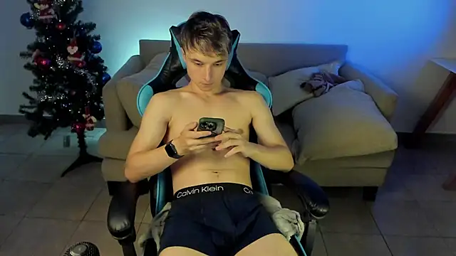 Snapshot of marcusmit chatting on December 20, 12:19 am marcusmit online show from December 20, 12:19 am