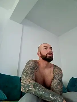 Snapshot of AronGrant chatting on December 8, 12:19 pm AronGrant online show from December 8, 12:19 pm