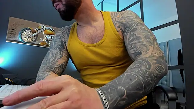Snapshot of AronGrant chatting on February 1, 8:29 am AronGrant online show from February 1, 8:29 am