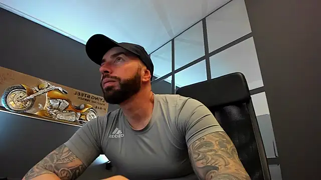Snapshot of AronGrant chatting on February 8, 8:52 am AronGrant online show from February 8, 8:52 am