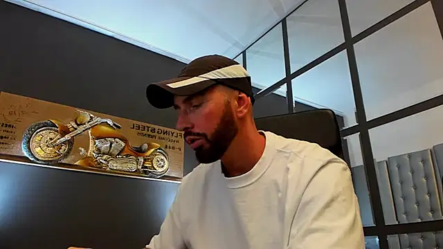 Snapshot of AronGrant chatting on September 23, 10:40 am AronGrant online show from September 23, 10:40 am