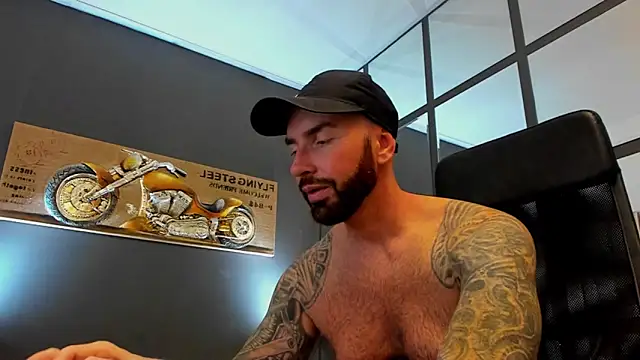 Snapshot of AronGrant chatting on October 13, 10:04 am AronGrant online show from October 13, 10:04 am