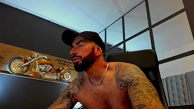 Snapshot of AronGrant chatting on July 8, 8:30 am AronGrant online show from July 8, 8:30 am