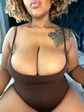 Snapshot of MILL204 chatting on December 4, 4:44 am MILL204 online show from December 4, 4:44 am