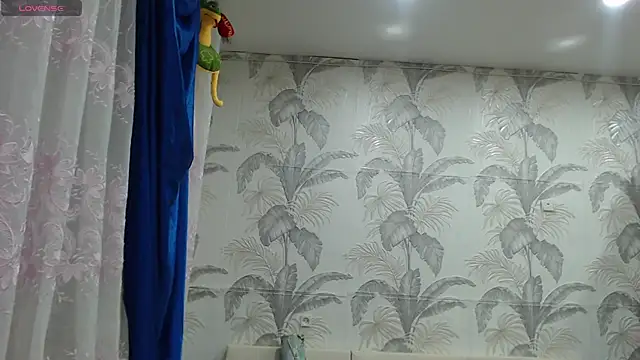 Snapshot of CamDiva113 chatting on December 5, 11:52 am CamDiva113 online show from December 5, 11:52 am