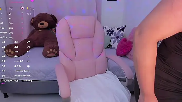 Snapshot of _Arianna08_ chatting on October 4, 6:44 am Arianna08 online show from October 4, 6:44 am