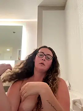 Snapshot of MaxxxyGirl chatting on October 23, 5:51 am MaxxxyGirl online show from October 23, 5:51 am