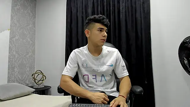 Snapshot of andrew_rose_ chatting on December 17, 3:17 pm andrew rose online show from December 17, 3:17 pm