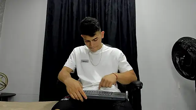 Snapshot of andrew_rose_ chatting on January 25, 11:00 pm andrew rose online show from January 25, 11:00 pm