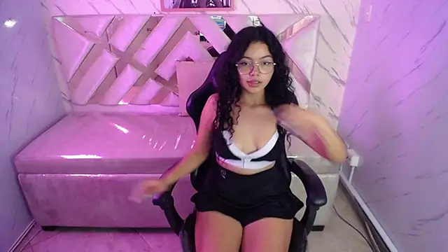 Snapshot of victoria_castillo_b chatting on March 15, 5:41 am victoria castillo b online show from March 15, 5:41 am