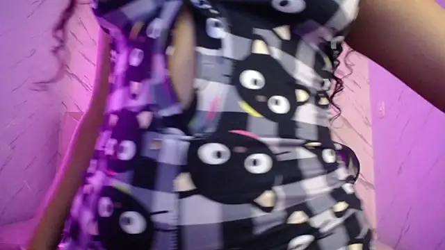 Snapshot of victoria_castillo_b chatting on March 19, 8:55 am victoria castillo b online show from March 19, 8:55 am