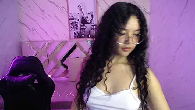 Snapshot of victoria_castillo_b chatting on March 20, 3:02 am victoria castillo b online show from March 20, 3:02 am