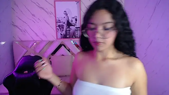 Snapshot of victoria_castillo_b chatting on March 21, 2:50 am victoria castillo b online show from March 21, 2:50 am