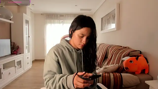 bella apont online show from November 24, 10:48 am