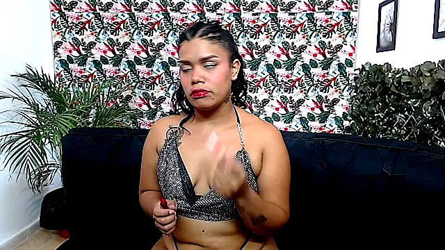 Snapshot of Wendy_Hot_ chatting on December 4, 4:32 am Wendy Hot online show from December 4, 4:32 am