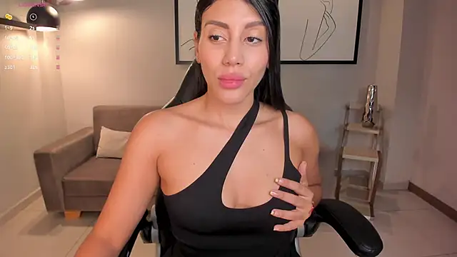 Snapshot of CharlotteCox_ chatting on January 7, 11:16 am CharlotteCox online show from January 7, 11:16 am