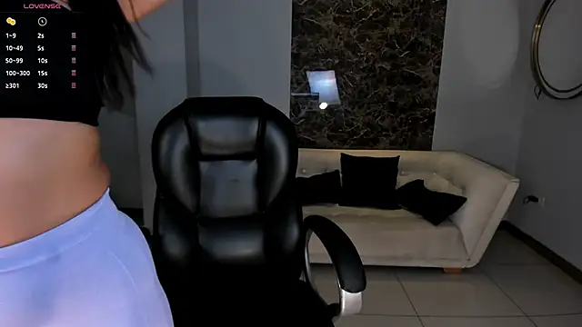 Snapshot of CharlotteCox_ chatting on January 13, 10:47 am CharlotteCox online show from January 13, 10:47 am