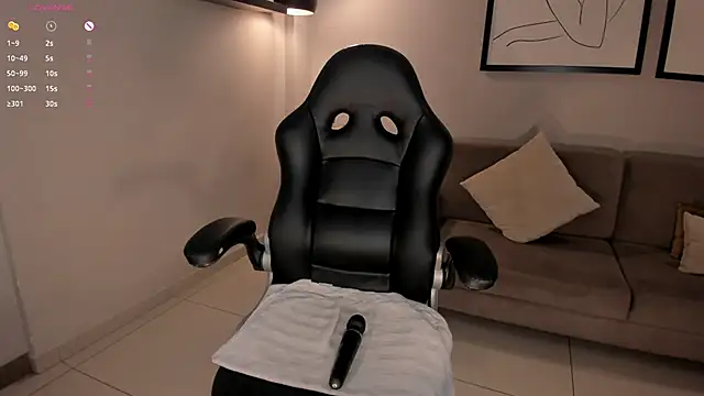 Snapshot of CharlotteCox_ chatting on January 21, 1:54 pm CharlotteCox online show from January 21, 1:54 pm