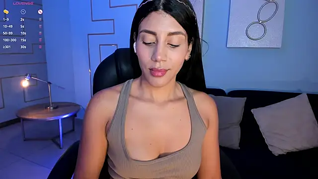 Snapshot of CharlotteCox_ chatting on February 5, 11:12 am CharlotteCox online show from February 5, 11:12 am