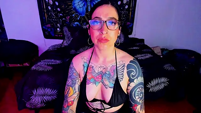 Snapshot of alice_666f chatting on July 28, 8:52 pm alice 666f online show from July 28, 8:52 pm