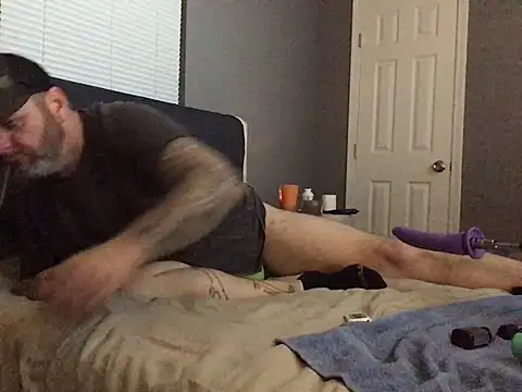 Snapshot of Cummerforyouu2 chatting on February 15, 3:52 am Cummerforyouu2 online show from February 15, 3:52 am