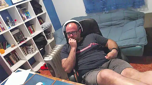 ravingr4d4 online show from April 6, 9:38 pm