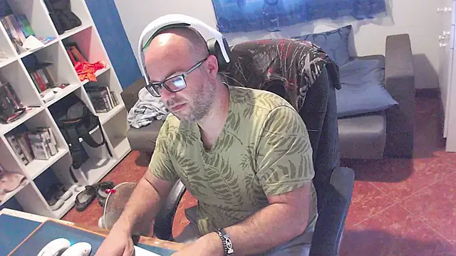 ravingr4d4 online show from May 26, 9:49 am