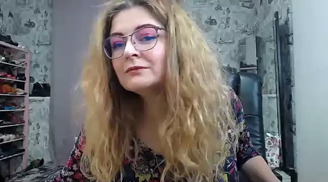 Helen1974 online show from February 8, 9:15 pm