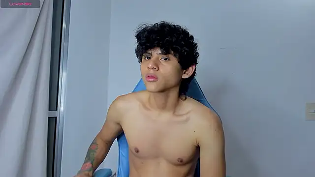 Snapshot of Edwars_03 chatting on December 3, 12:24 am Edwars 03 online show from December 3, 12:24 am