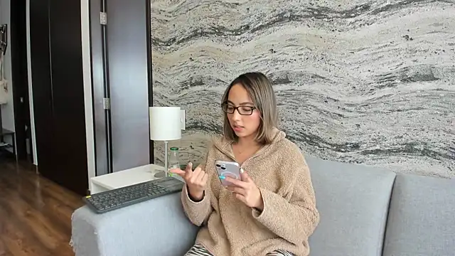 Sophi  a online show from March 5, 8:10 pm