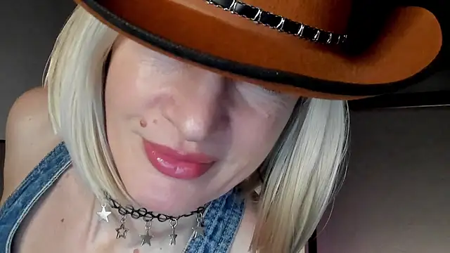 Snapshot of Dorothy_Meyer chatting on February 27, 5:02 am Dorothy Meyer online show from February 27, 5:02 am