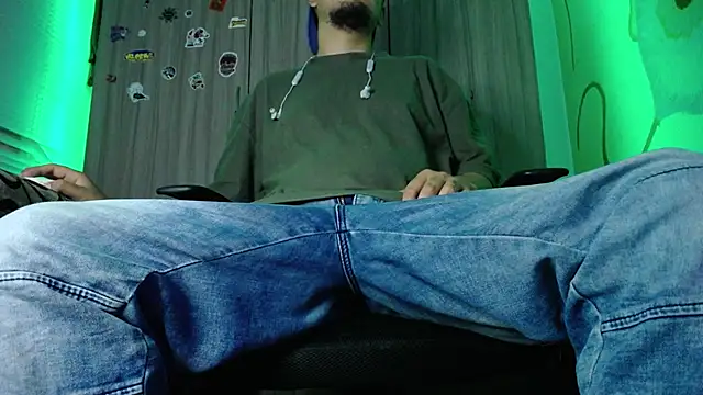 Snapshot of zacwatson_ chatting on December 22, 3:00 am zacwatson online show from December 22, 3:00 am