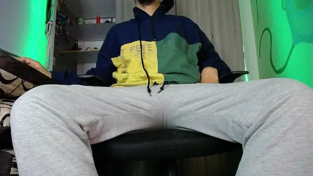 Snapshot of zacwatson_ chatting on December 28, 5:02 am zacwatson online show from December 28, 5:02 am