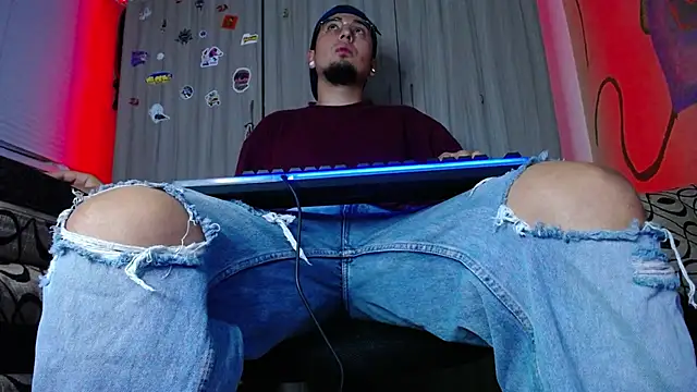 Snapshot of zacwatson_ chatting on December 30, 11:37 am zacwatson online show from December 30, 11:37 am