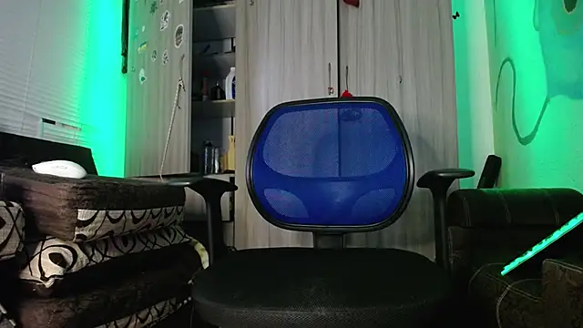 Snapshot of zacwatson_ chatting on January 12, 5:45 am zacwatson online show from January 12, 5:45 am