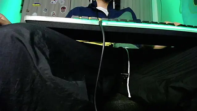 Snapshot of zacwatson_ chatting on February 12, 10:14 am zacwatson online show from February 12, 10:14 am