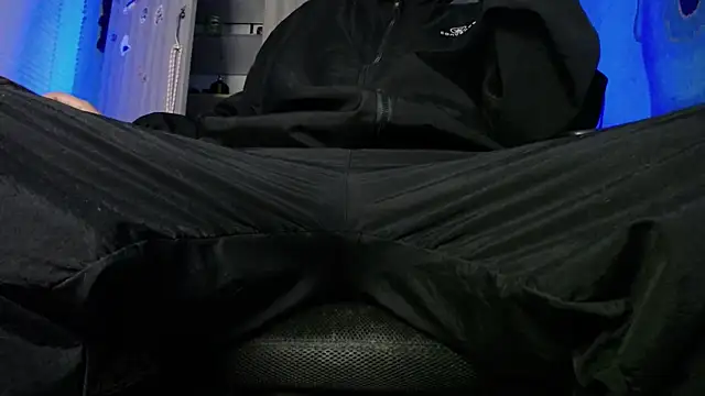 Snapshot of zacwatson_ chatting on February 13, 6:30 am zacwatson online show from February 13, 6:30 am