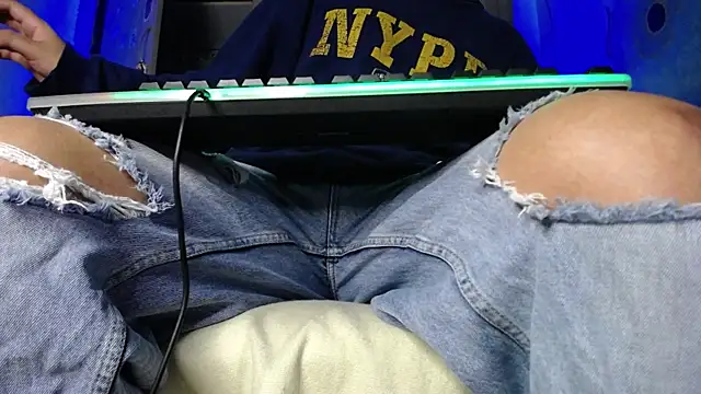 Snapshot of zacwatson_ chatting on February 17, 3:15 am zacwatson online show from February 17, 3:15 am