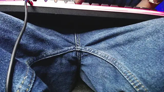 Snapshot of zacwatson_ chatting on September 23, 2:14 am zacwatson online show from September 23, 2:14 am