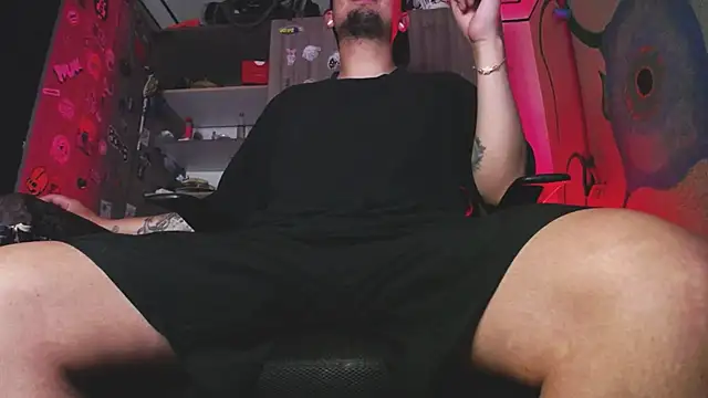 Snapshot of zacwatson_ chatting on October 14, 1:06 am zacwatson online show from October 14, 1:06 am